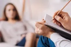 Aile Danışmanı ve Çift Terapisti Esra Sayın