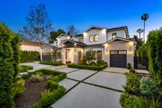 ÁUOR Properties, LLC