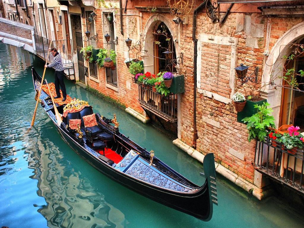Venezia, una gondola sul canale