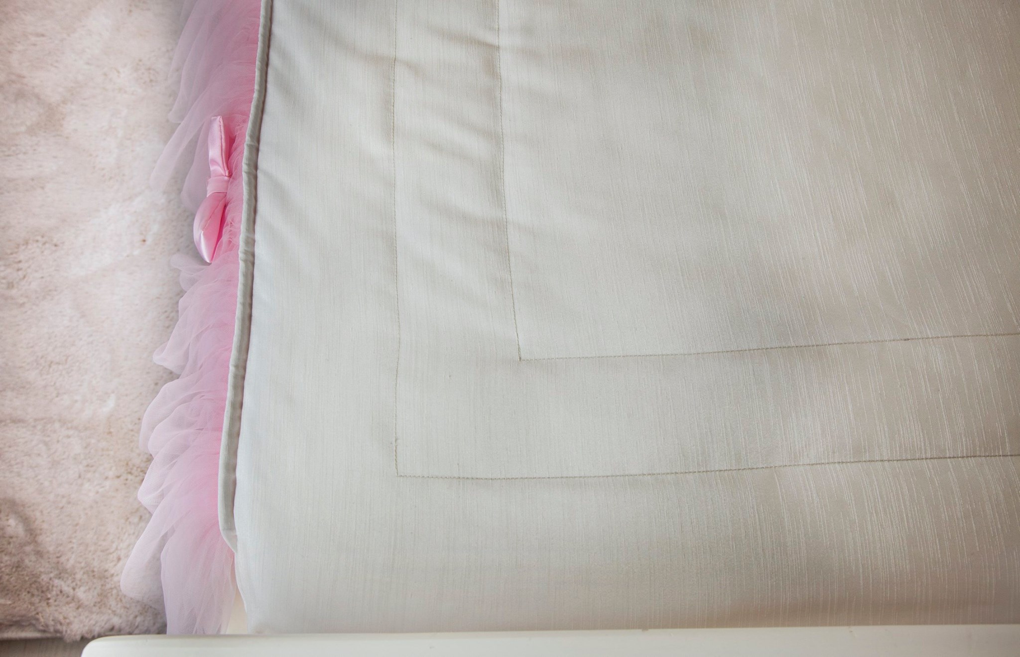 כיסוי המיטה עשוי בד סאטן עבה עם פסים לאורך בהברקה עדינה ומתחתיו מילוי אקרילן.